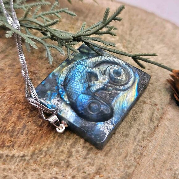 Beautiful Nature Labradorite Flashy Carved Chameleon Tile Pendant Necklace - Picture 10 of 10